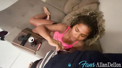 Vizinho Sortudo ganha mamada perfeita de vizinha do andar que saiu na sacada e o chamou para seu APT