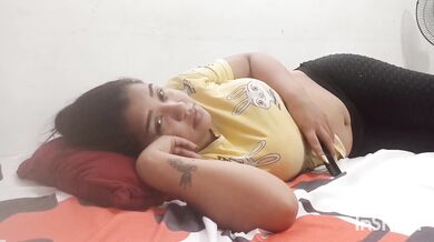 म विश्वास गर्न सक्दिन कि यो श्यामला यो ठूलो कुकुर संग के गर्दैछ, कृपया सावधानी संग हेर्नुहोस्