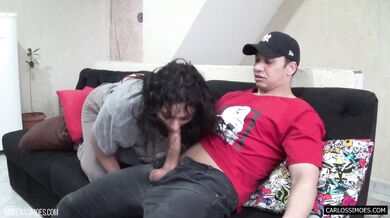 MORENA LINDA CAVALA COM NAMORADO NO SOFA