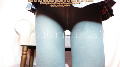 [Urinating and peeing scene] Wearing gray leggings and no pants suction masturbation. It feels so go