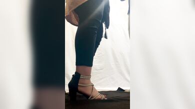 دوست دخترم را به خانه آوردم، او را از پشت چون چشم بسته بود، در آخر فرار کرد