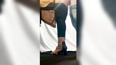 دوست دخترم را به خانه آوردم، او را از پشت چون چشم بسته بود، در آخر فرار کرد