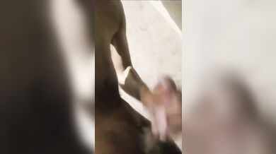 مهيمنة مغربية تمارس الجنس الشرجي على عبدها في الحمام