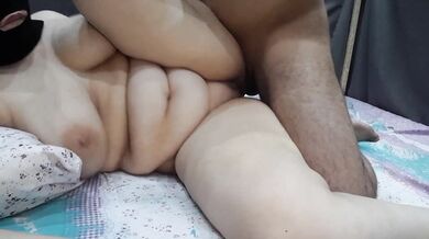 صاحبه العروسه تهيج علي العريس وتخليه يدخل عليها واحلي آهات وكلام يوقف الزب من شرموطه مفشوخه كسها نار