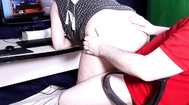 وقتی همکارت بالاخره بعد مدتها تو اتاق خودش با جون و دل بهت کوس میده / fucked coworker at her desk