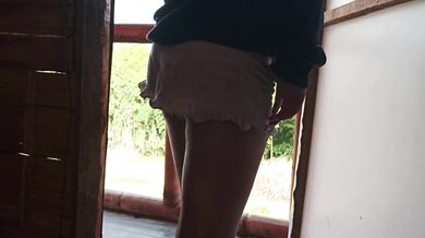 girl shows her big ass