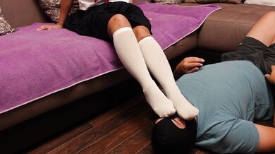 Госпожа раба поцеловать ступни в белых гольфах носках и чулках