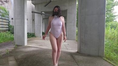 Exposed walk while looking for a masturbation place in the daytime park