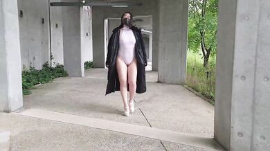 Exposed walk while looking for a masturbation place in the daytime park